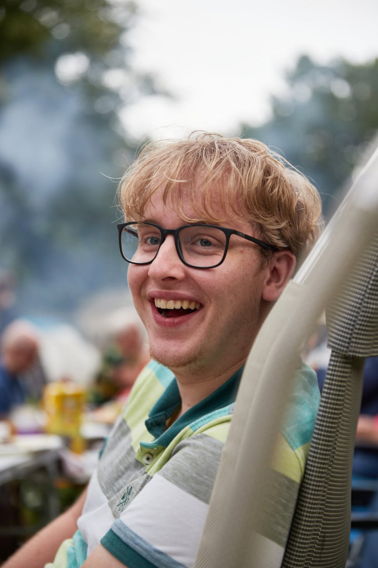 Lachend gemeentelid tijdens een gezamenlijke maaltijd