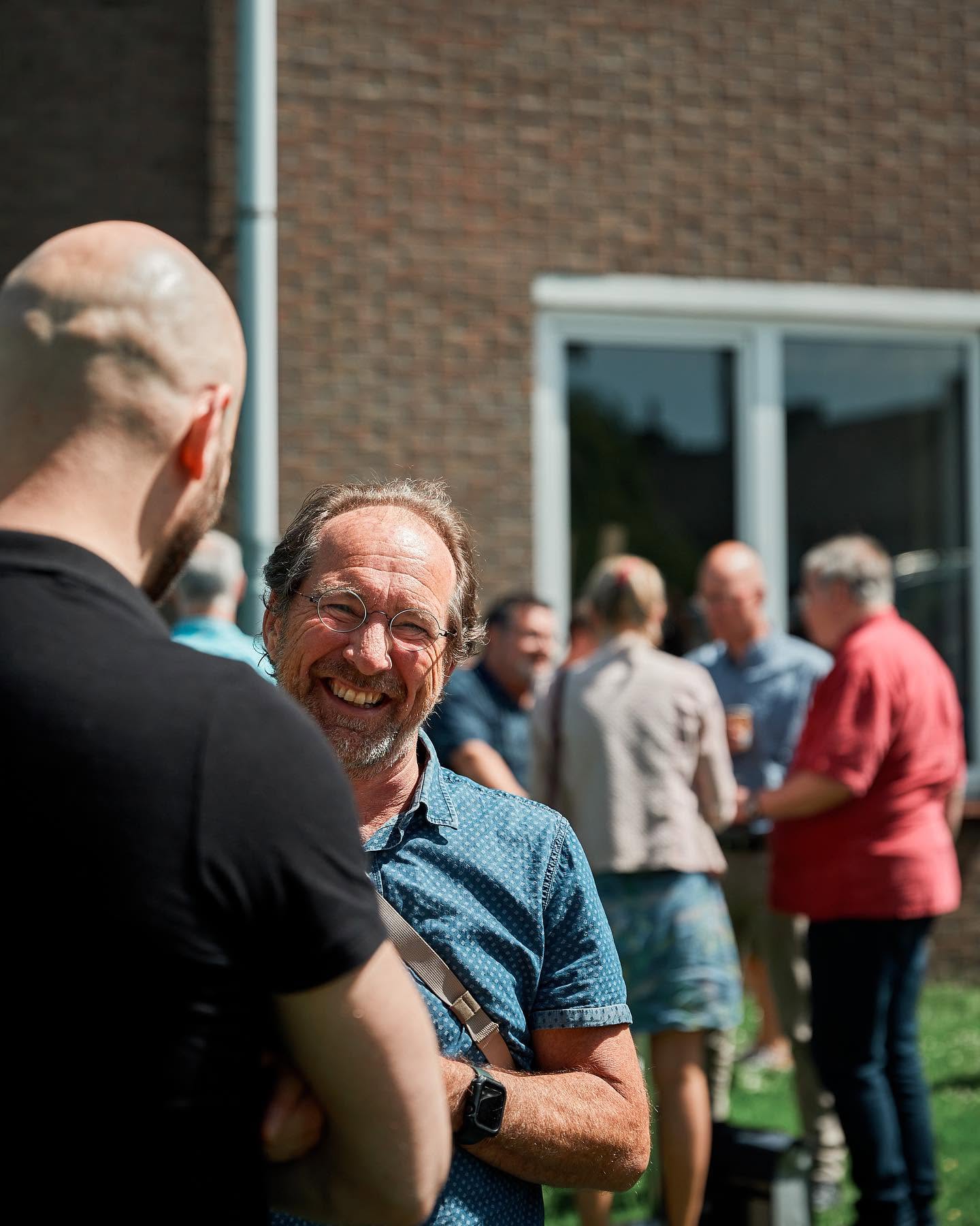Ontmoeting en gesprek buiten na de kerkdienst