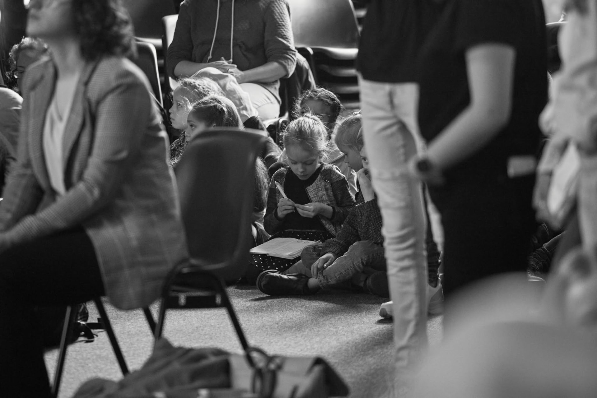 Kinderen kleuren tijdens de dienst