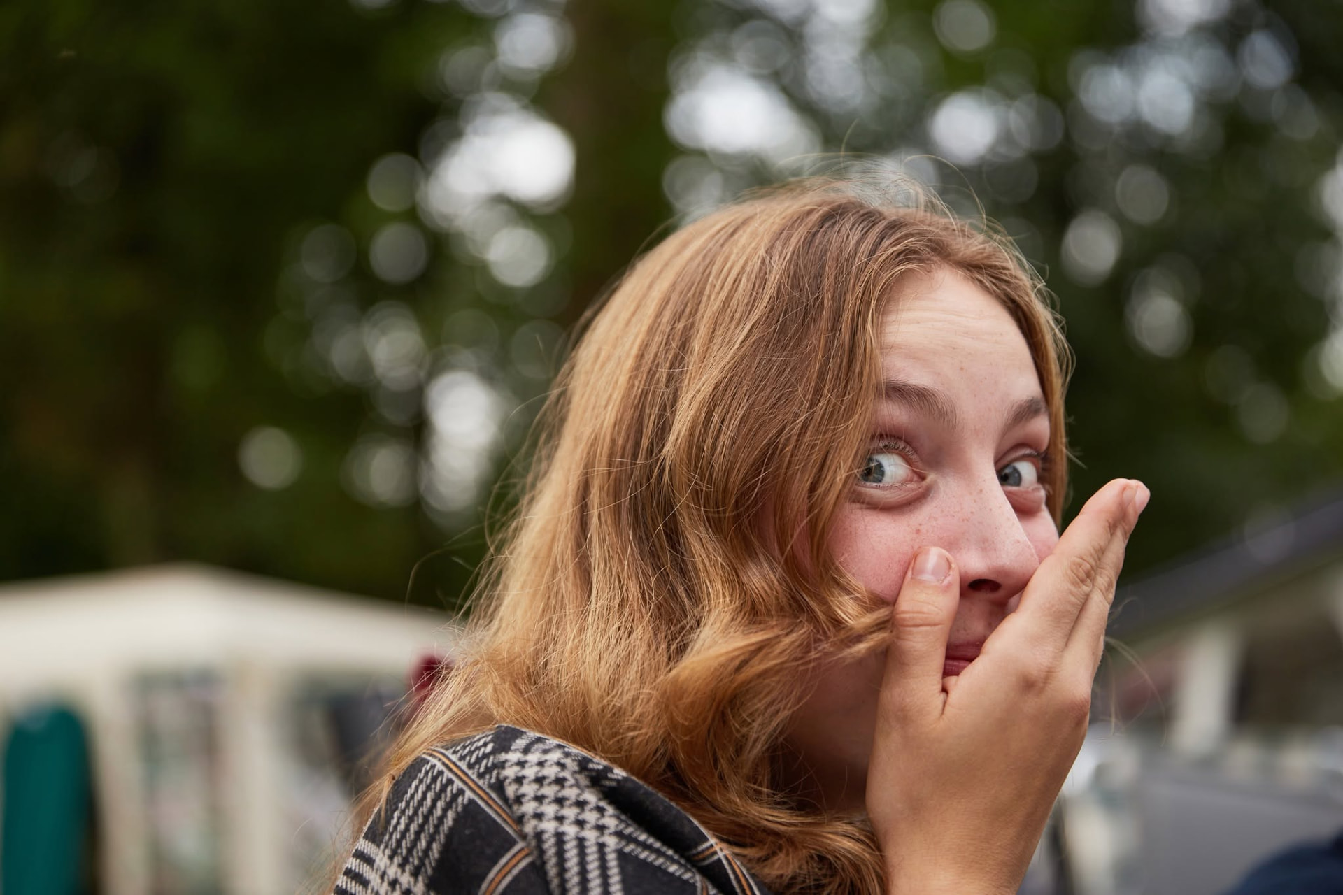 Jonge vrouw lacht tijdens een Young & Free ontmoeting